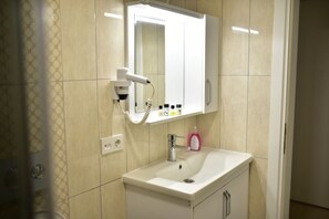 Classic Studio Suite, Balcony, Garden View | Bathroom | Shower, hair dryer, slippers, towels - GÜNLÜ HOTEL (Fethiye)