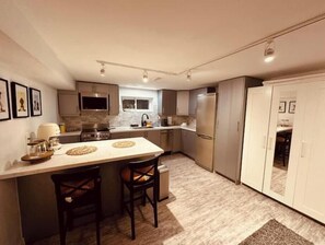 Private kitchen - Barker.... (Toronto)