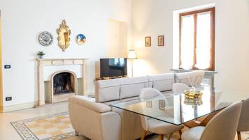 Appartamento, terrazzo | Area soggiorno | TV LCD