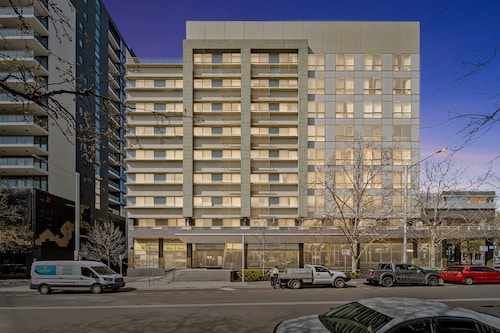 Spacious 3-bed Apartment in Canberra CBD