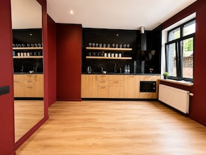 Eine moderne Küche mit Holzschränken, einer schwarzen Arbeitsplatte und einem Fenster mit Blick.