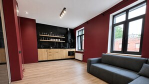 Eine moderne Küche mit Holzausstattung, einem eingebauten Ofen und einem Fenster mit Blick ins Freie.