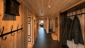 A wooden hallway with a stone floor, coat hooks, and a coat rack. - Cosy mountain cabin in Golsfjellet (Gol)