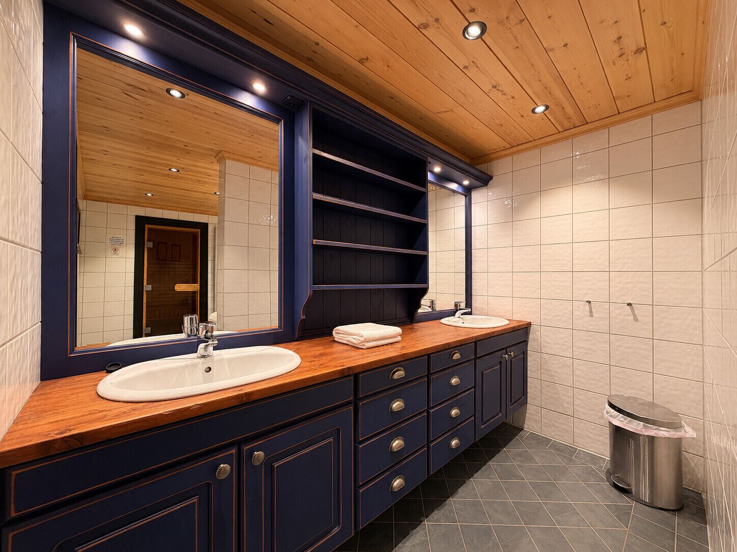 Shower, jetted bath, hair dryer, towels