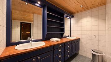 Shower, jetted bath, hair dryer, towels