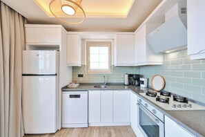 Apartament clàssic, 2 dormitoris, no fumadors, vistes parcials al mar | Cuina privada | Frigorífic gran, rentaplats i trona 