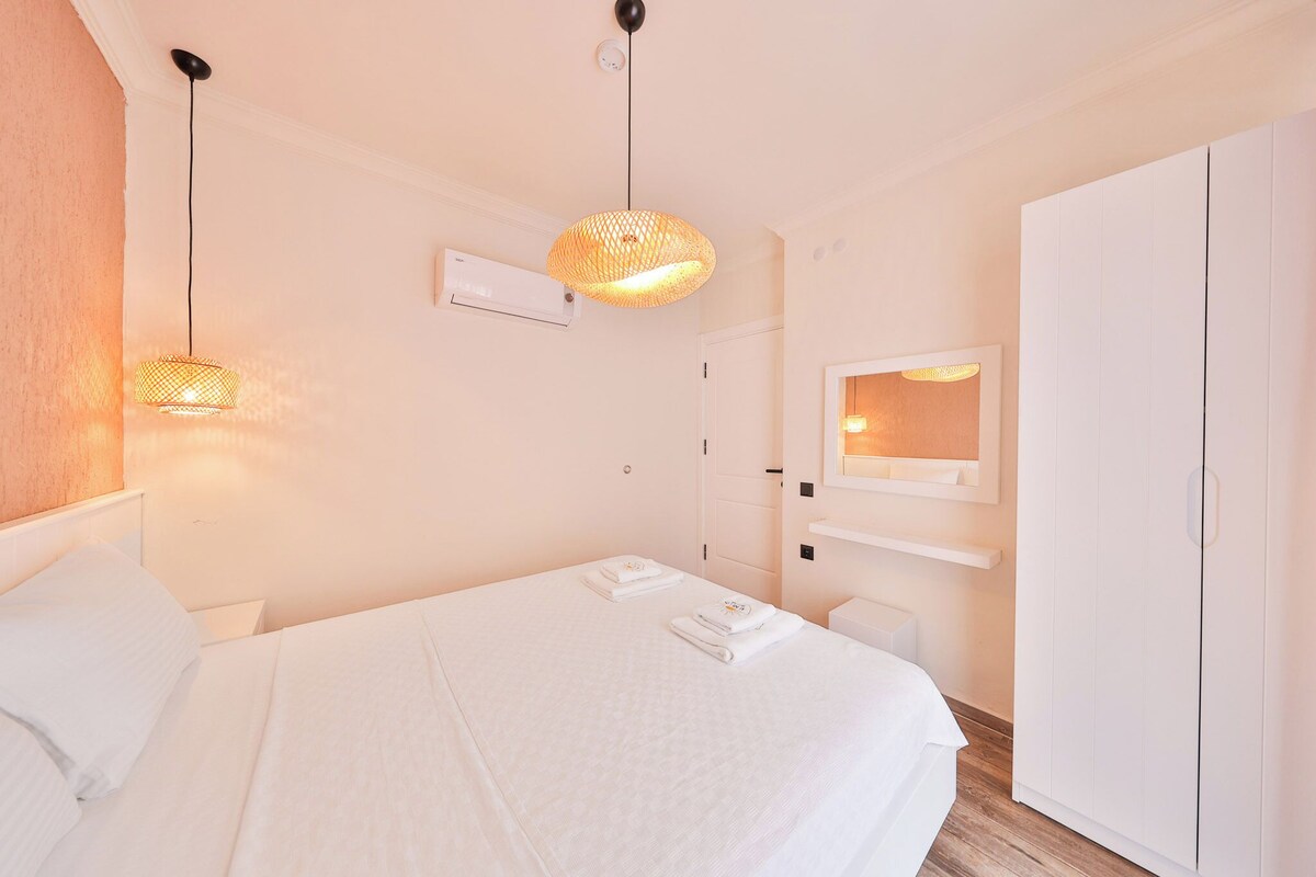 Ein Hotelzimmer mit einem Bett, zwei Wandleuchten, einem Kleiderschrank und einem Spiegel.