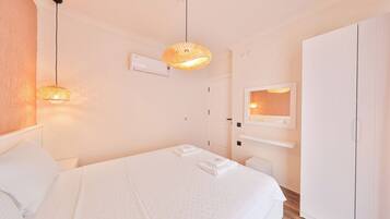 Apartamento clásico, 2 habitaciones, no fumadores, vistas parciales al mar | Cortinas opacas, tabla de planchar con plancha, wifi gratis