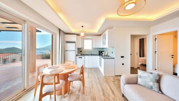 Classic-Apartment, 2 Schlafzimmer, Nichtraucher, eingeschränkter Meerblick | Innenbereich