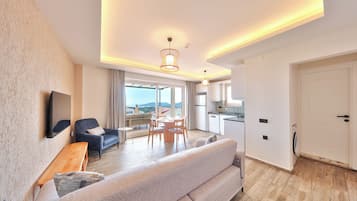 Classic Apartment, 2 Bedrooms, Non Smoking, Partial Sea View | Living area