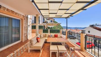 Apartamento clásico, 2 habitaciones, no fumadores, vistas parciales al mar | Restaurante al aire libre