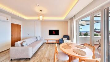 Apartamento clásico, 2 habitaciones, no fumadores, vistas parciales al mar | Zona de estar