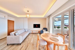 Apartament clàssic, 2 dormitoris, no fumadors, vistes parcials al mar | Sala d'estar