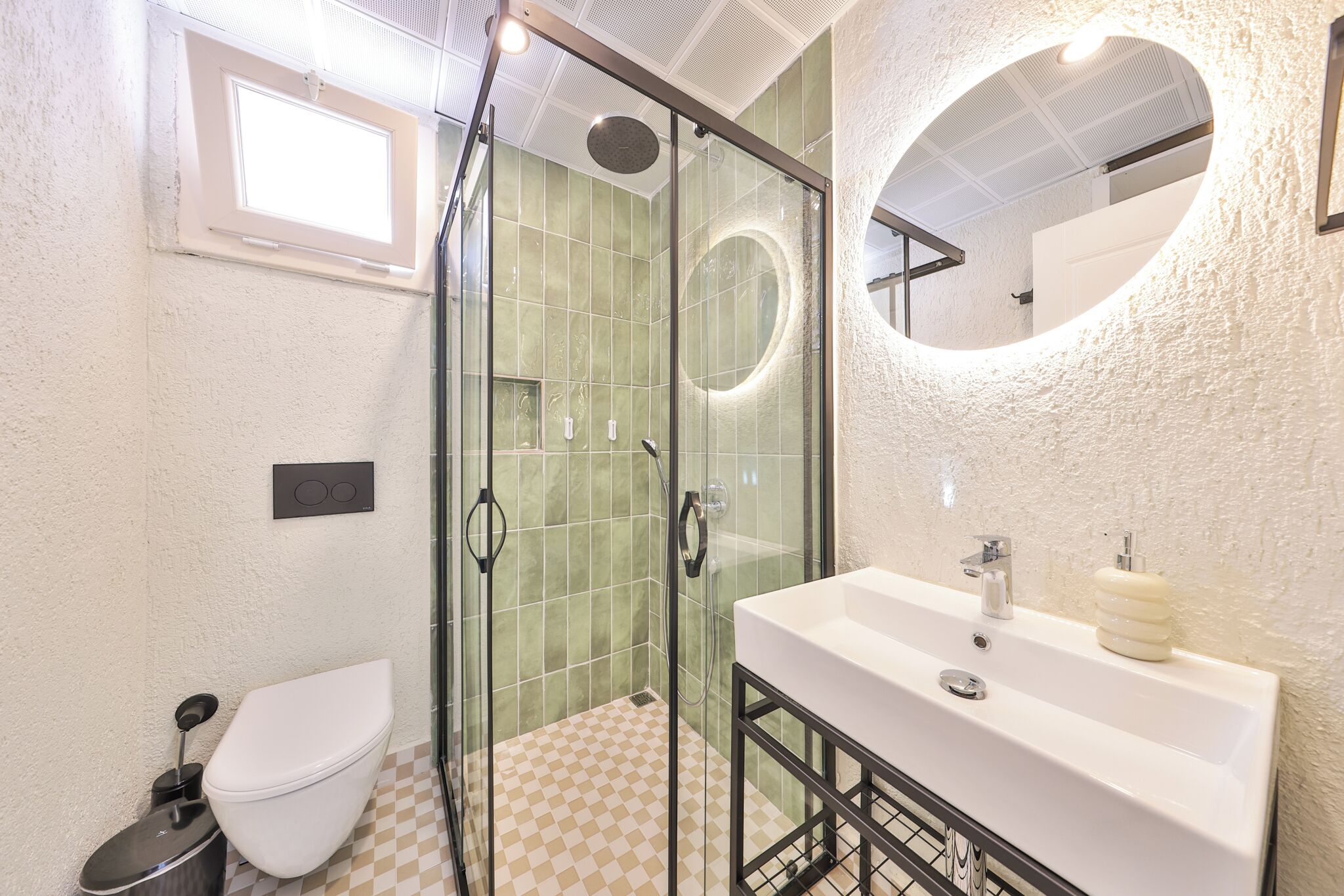 Apartamento clásico, 2 habitaciones, no fumadores, vistas parciales al mar | Baño | Zapatillas