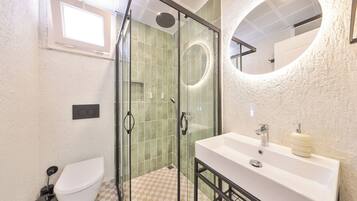Apartamento clásico, 2 habitaciones, no fumadores, vistas parciales al mar | Baño | Zapatillas