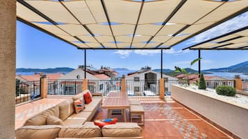 Classic Apartment, 2 Bedrooms, Non Smoking, Partial Sea View | Property grounds