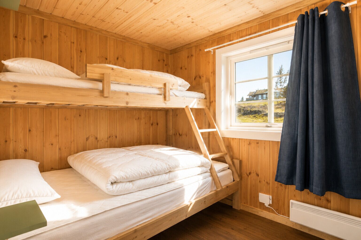 Une chambre avec un lit superposé, des murs en bois, une fenêtre avec des rideaux et une échelle.