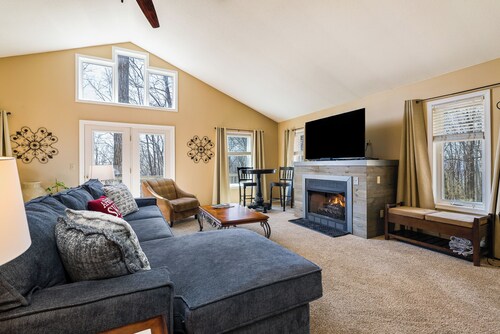 Sunrise Cabin, Centrally Located 4BR + Dog-Friendly, Sleeps 11