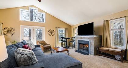 Sunrise Cabin, Centrally Located 4BR + Dog-Friendly, Sleeps 11