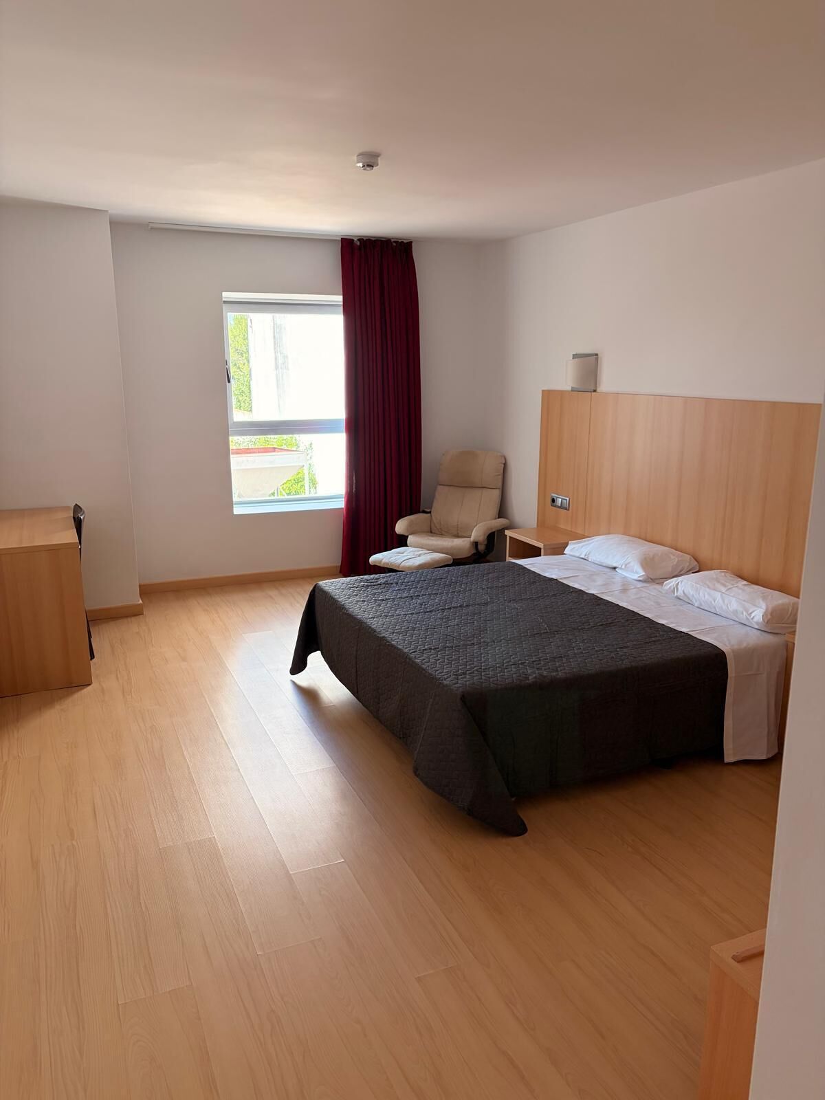 Habitación Confort con 1 cama doble o 2 individuales | Escritorio, espacio para trabajar con un portátil, wifi gratis