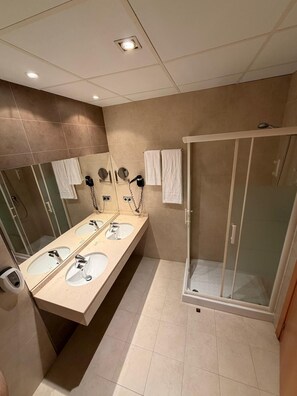 Hair dryer, towels, soap, shampoo - Hotel del Vino  (Cariñena)