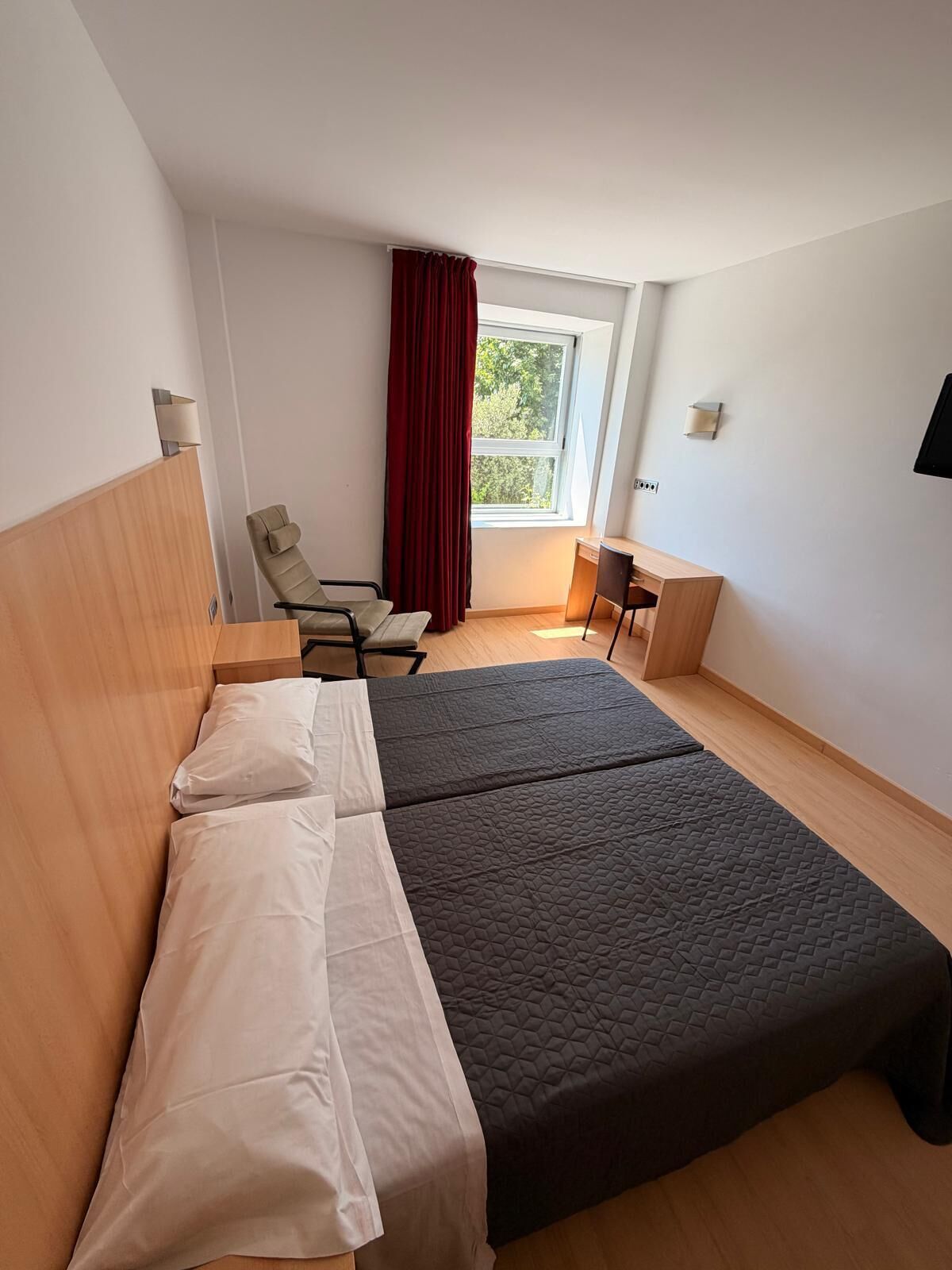 Habitación Confort con 1 cama doble o 2 individuales, vistas al viñedo | Escritorio, espacio para trabajar con un portátil, wifi gratis