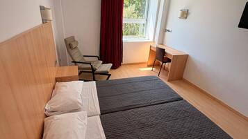 Habitación Confort con 1 cama doble o 2 individuales, vistas al viñedo | Escritorio, espacio para trabajar con un portátil, wifi gratis