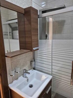 Douche, sèche-cheveux, bidet, serviettes fournies