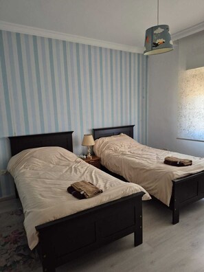 2 chambres, fer et planche à repasser, Wi-Fi, draps fournis