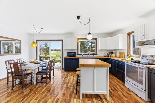 Beachglass Cottage - 5 Bedrooms, Large Yard
