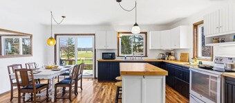 Beachglass Cottage - 5 Bedrooms, Large Yard