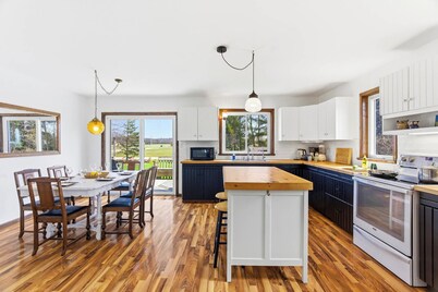 Beachglass Cottage - 5 Bedrooms, Large Yard
