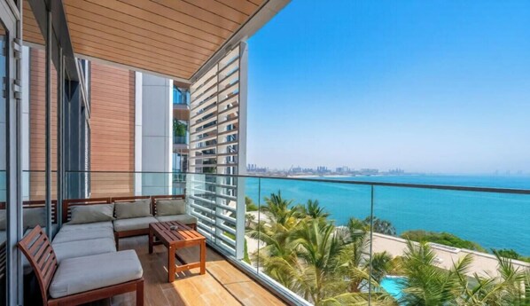 Un balcon avec vue sur la mer, une piscine et un panorama sur la ville.