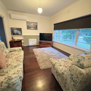 Smart TV, books - Warrnambool home close to hospital, train, cafe’s, restaurants, shops & beach!!! (Warrnambool)