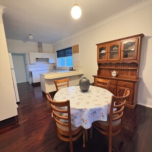 Dining - Warrnambool home close to hospital, train, cafe’s, restaurants, shops & beach!!! (Warrnambool)