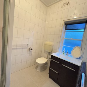 Shower, eco-friendly toiletries, hair dryer, towels - Warrnambool home close to hospital, train, cafe’s, restaurants, shops & beach!!! (Warrnambool)