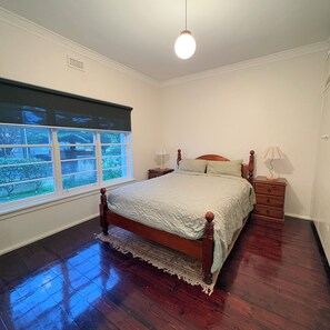 2 bedrooms, desk, iron/ironing board, WiFi - Warrnambool home close to hospital, train, cafe’s, restaurants, shops & beach!!! (Warrnambool)