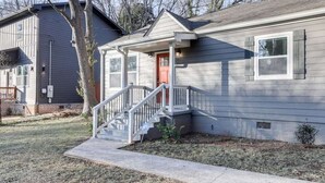 A single-story house with a front porch, a staircase leading to the entrance, and a small front yard. - Plush 3b/2b house on ATL lovely WestEnd. Next to 2 Marta St. 10 min from M Benz. (Atlanta)