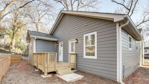 A two-story house with a front porch, a small deck, and a garage. - Plush 3b/2b house on ATL lovely WestEnd. Next to 2 Marta St. 10 min from M Benz. (Atlanta)