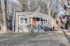 A single-story house with a front porch, a red door, and a small staircase leading to the entrance. - Plush 3b/2b house on ATL lovely WestEnd. Next to 2 Marta St. 10 min from M Benz. (Atlanta)
