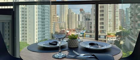 Suite estudio Deluxe, balcón, vista a la ciudad | Restaurantes