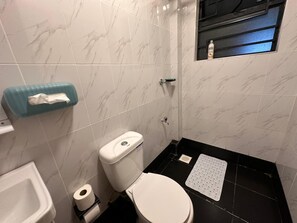 Shower, towels, soap, toilet paper - Joto House_ A studio near UN, Gigiri & Two Rivers (Muchatha)