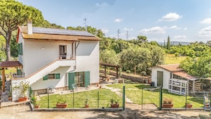 A two-story house with a balcony, solar panels, and a fenced garden. - Podere Pala - Pet Friendly (Toscana)