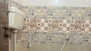 Une salle de bain avec des toilettes, une douche et un lavabo.