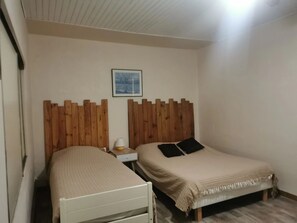 Room - Homerez - Spacious house near Valréas with pool (Valréas)