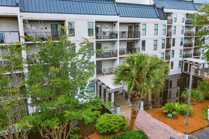 Exterior - Steps to Beach, Sleeps 9, Near Coligny, 2 Kings & Bunk Room, 3 beds. 2.5 baths (Hilton Head Island)