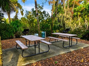 Outdoor dining - Steps to Beach, Sleeps 9, Near Coligny, 2 Kings & Bunk Room, 3 beds. 2.5 baths (Hilton Head Island)