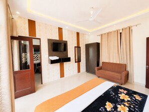 Deluxe Double Room, Balcony - Hotel Sarovar Mcleodganj At Bhagsu Chowk (Dharamshala McLeod Ganj Rd,)