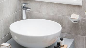 Dusche, Haartrockner, Handtücher
