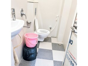 Shower, rainfall showerhead, slippers, towels - Hotel Mahakal Stay Ujjain (Ujjain)